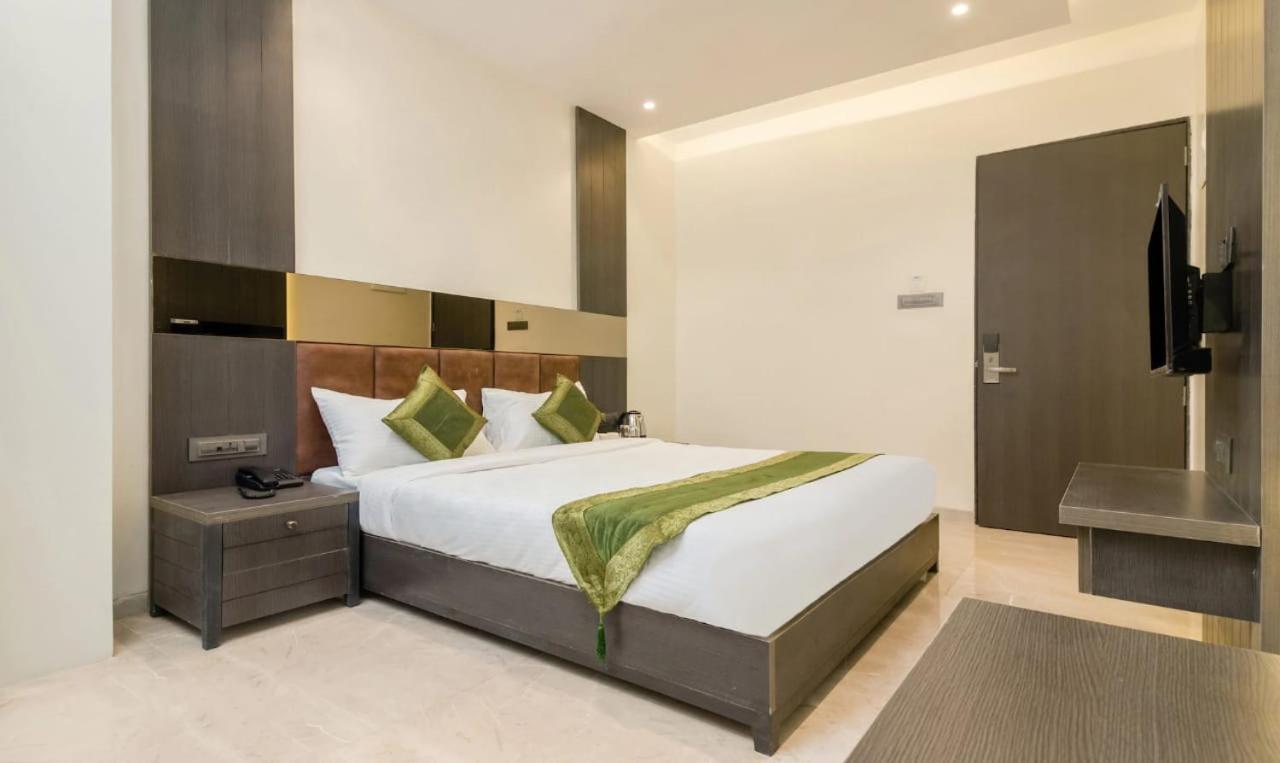 Hotel Oyster Suite Andheri West Мумбай Екстериор снимка