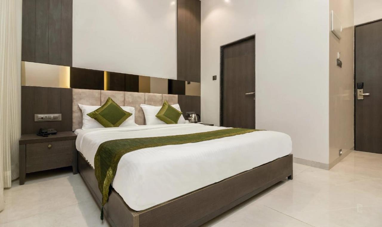 Hotel Oyster Suite Andheri West Мумбай Екстериор снимка