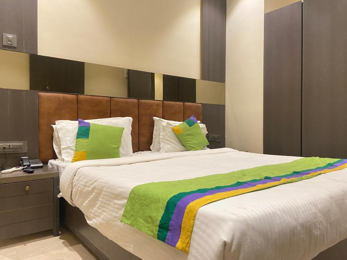 Hotel Oyster Suite Andheri West Мумбай Екстериор снимка