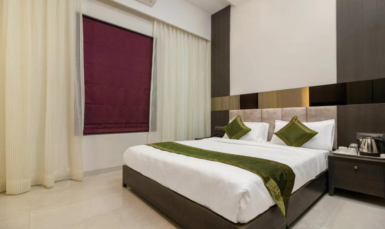 Hotel Oyster Suite Andheri West Мумбай Екстериор снимка