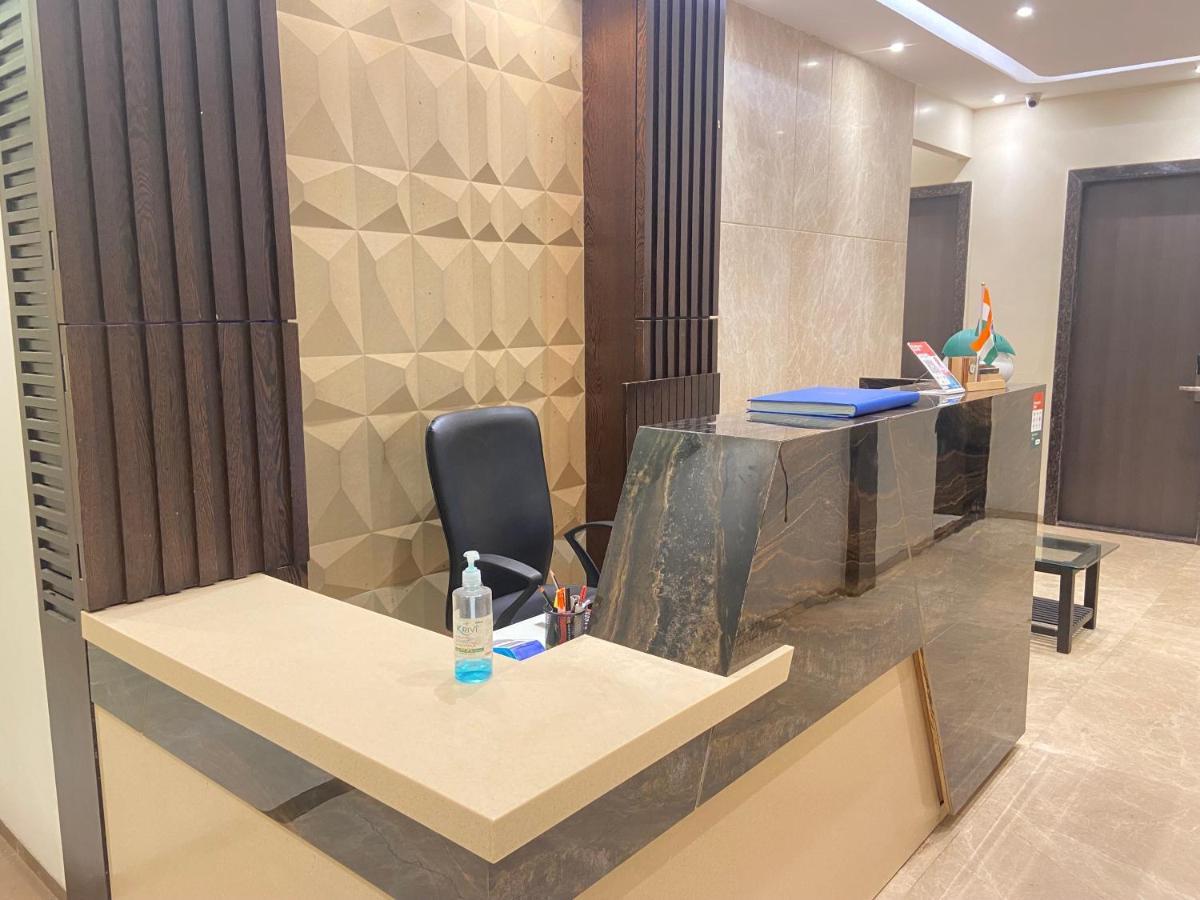 Hotel Oyster Suite Andheri West Мумбай Екстериор снимка
